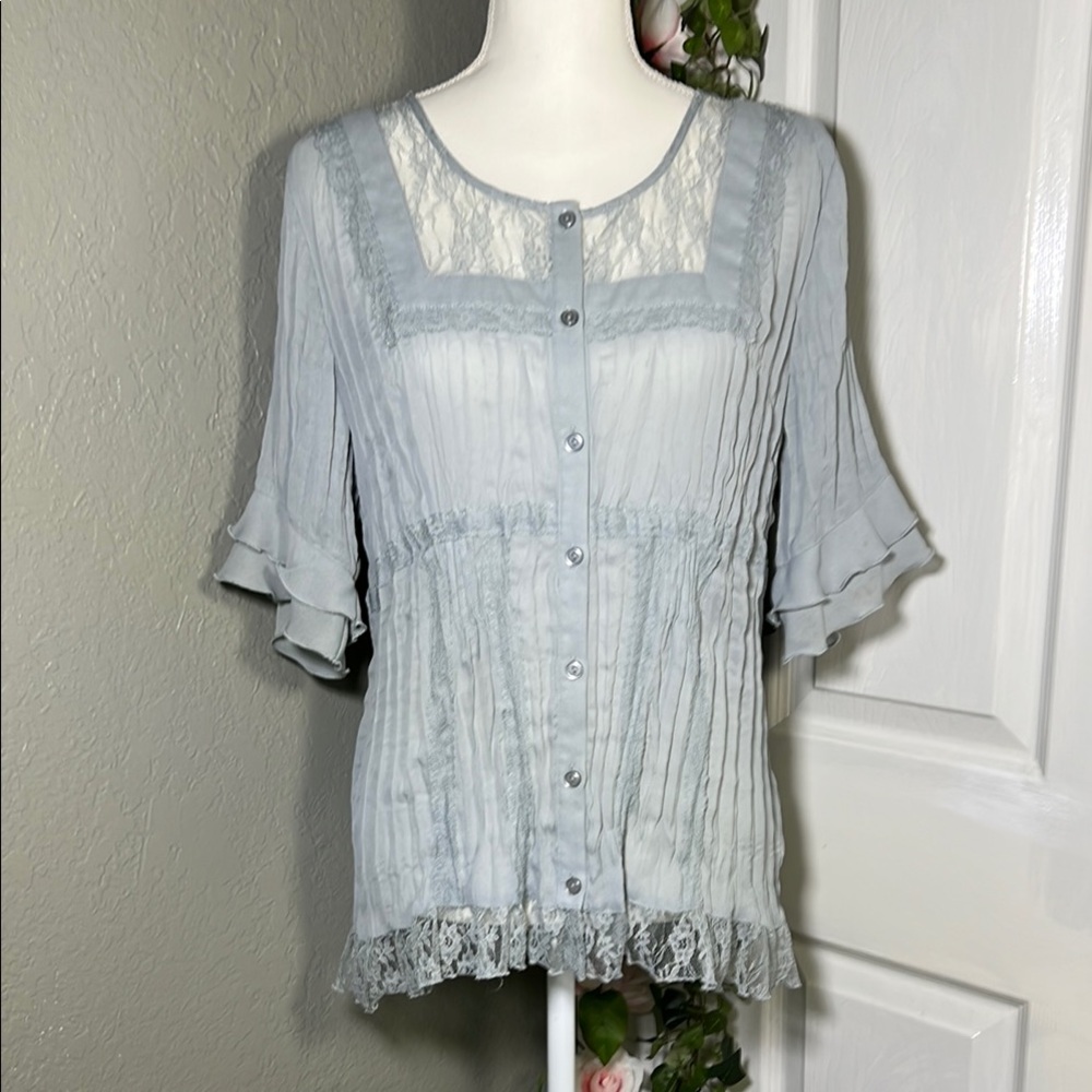 🎀 NWOT Elegant Lace Trimmed Gray Blouse